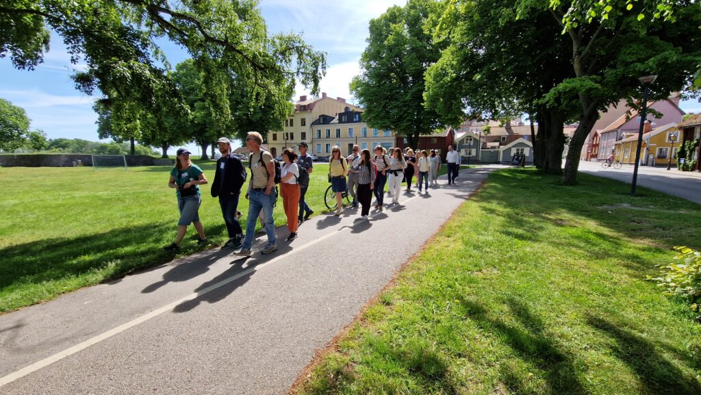 RKS Stormöte 2024 i Kalmar. Deltagarna promenerar genom en park.
