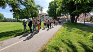 RKS Stormöte 2024 i Kalmar. Deltagarna promenerar genom en park.
